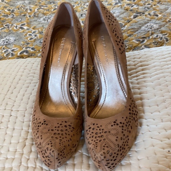 BCBG Cut out Platform heel nwot - Picture 4 of 5